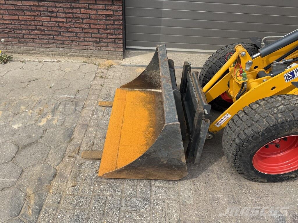 Knikmops 130 minishovel BJ 2024 €490 LEASE لوادر بعجل
