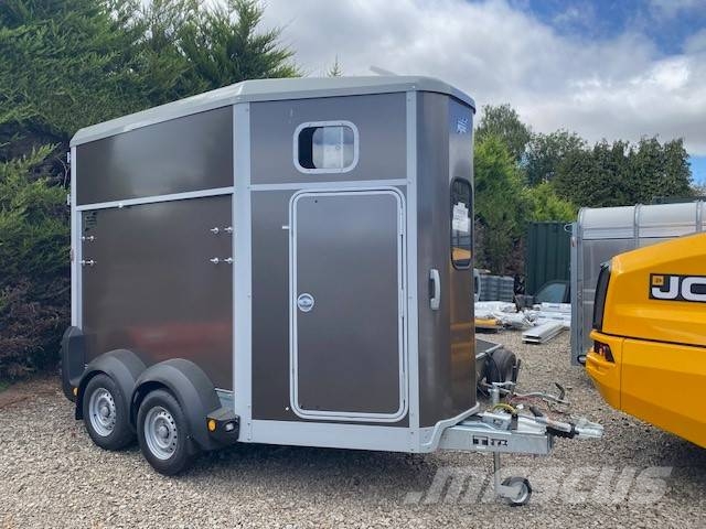 Ifor Williams HB 506 Eläinkuljetuspuoliperävaunut