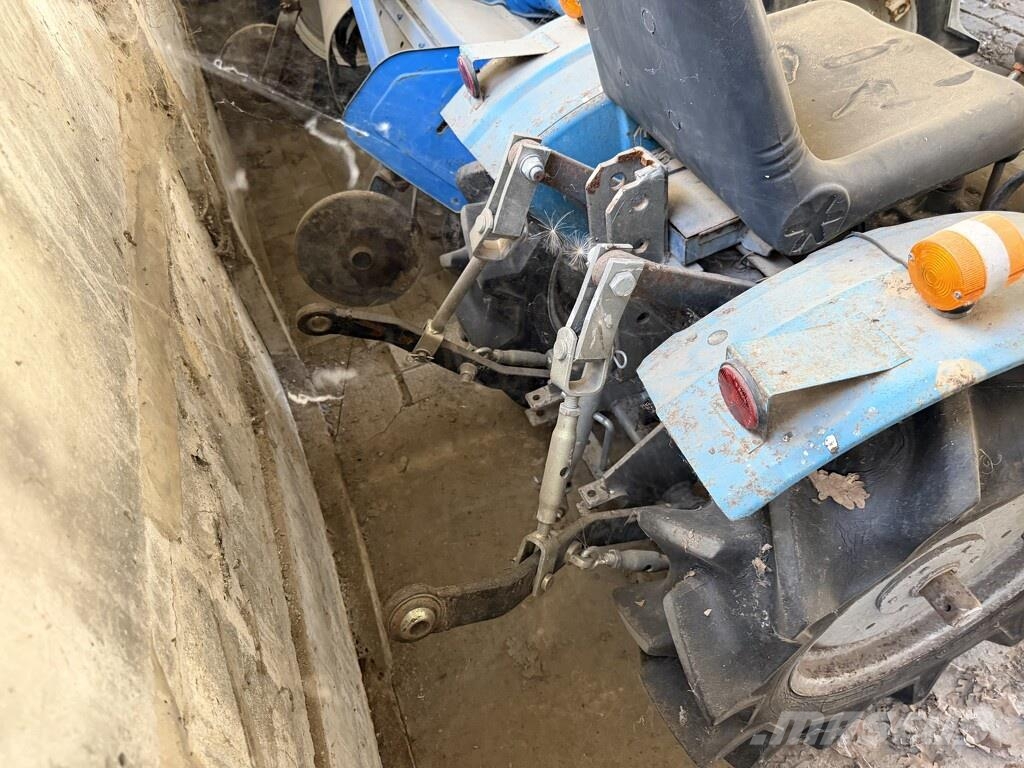 Mitsubishi D1100FD 4WD diesel minitractor als opknapper الجرارات