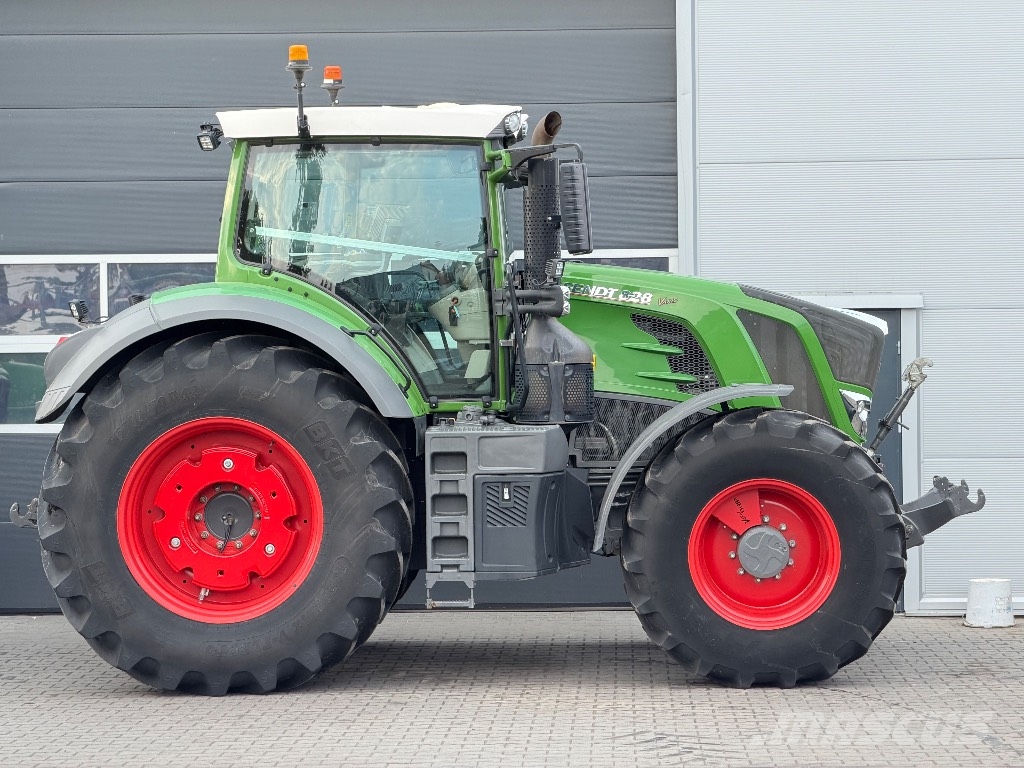 Fendt 828 S4 Profi Plus Tractoren
