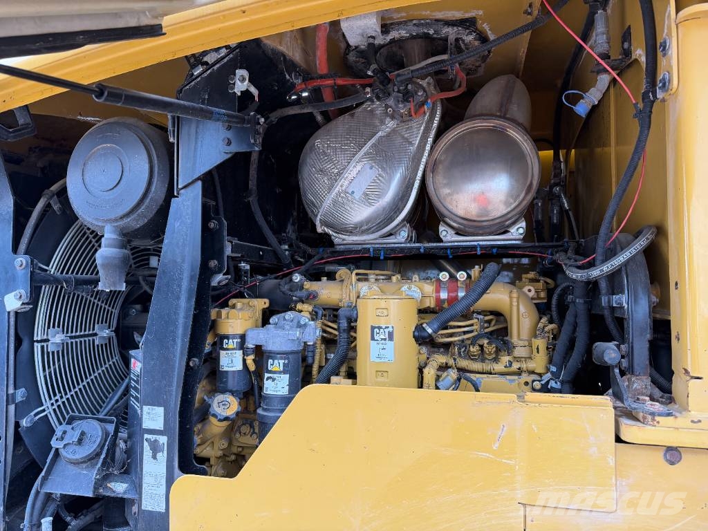 CAT 938 Kolesni nakladalci