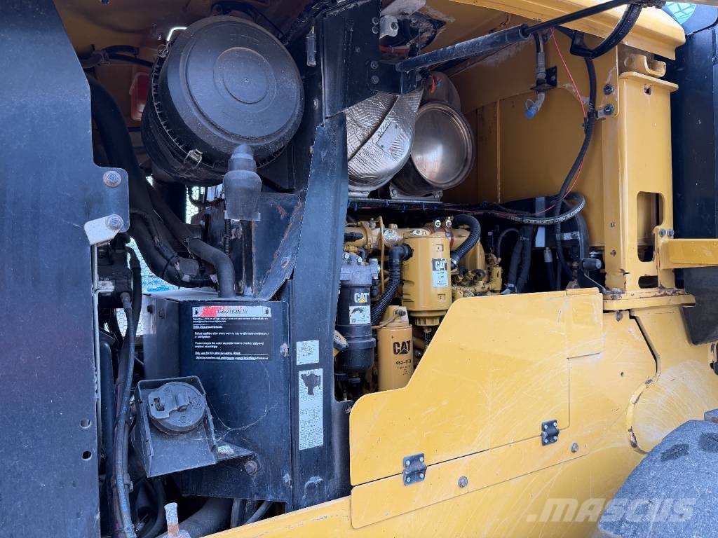 CAT 938 Kolesni nakladalci