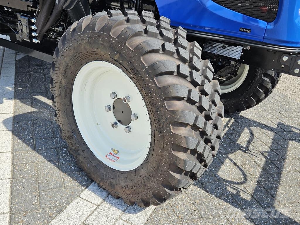 New Holland Boomer 55 HST met voorlader en Kemp balenprikker Kompakttraktorid