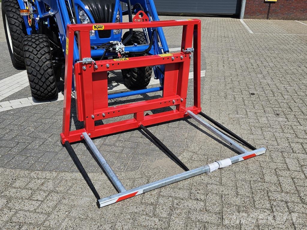 New Holland Boomer 55 HST met voorlader en Kemp balenprikker Kompakttraktorid