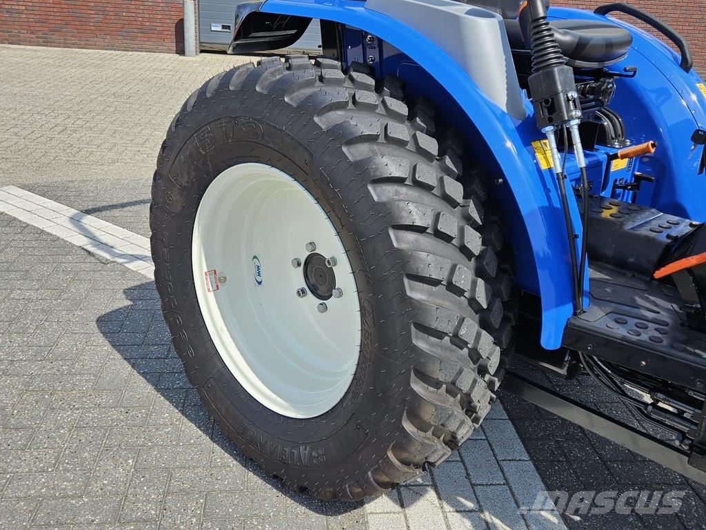 New Holland Boomer 55 HST met voorlader en Kemp balenprikker Kompakttraktorid