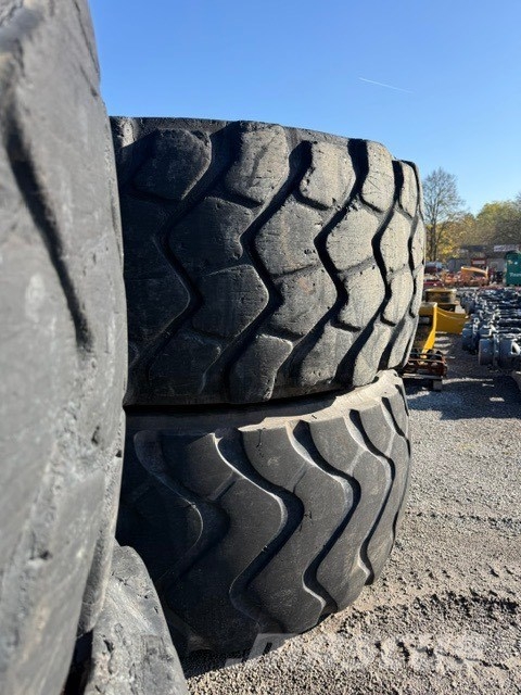 Volvo used tires 4 pcs complet 29.5r25 タイヤ、ホイル、リム