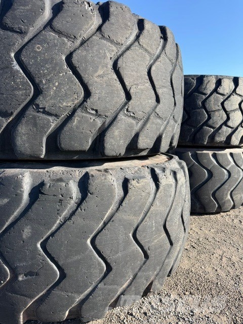 Volvo used tires 4 pcs complet 29.5r25 タイヤ、ホイル、リム