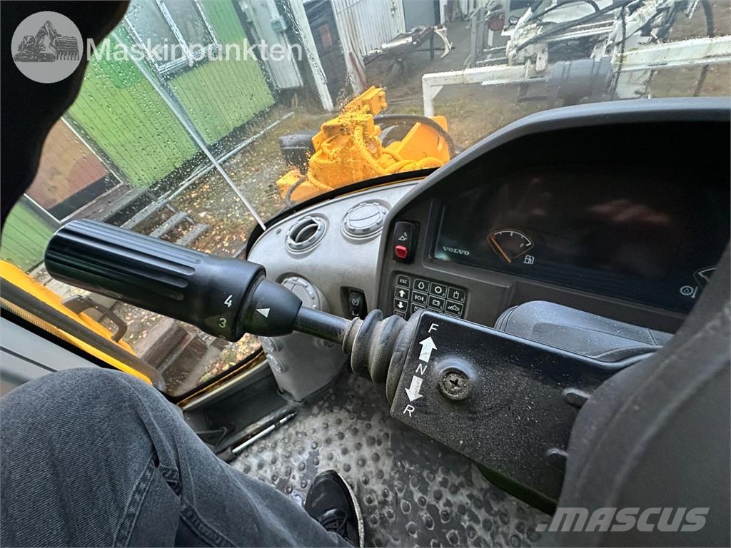 Volvo L70F Riteņu buldozeri