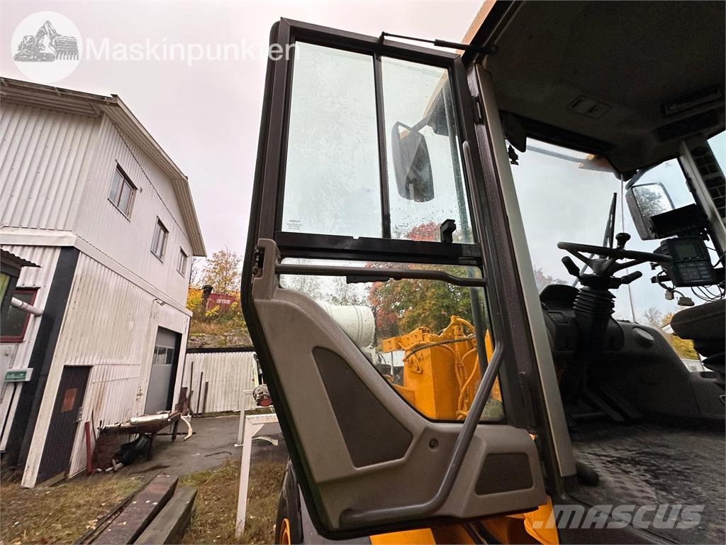 Volvo L70F Riteņu buldozeri