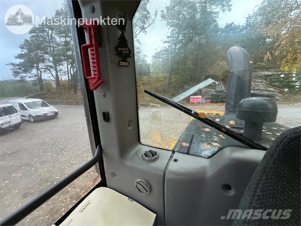 Volvo L70F Riteņu buldozeri