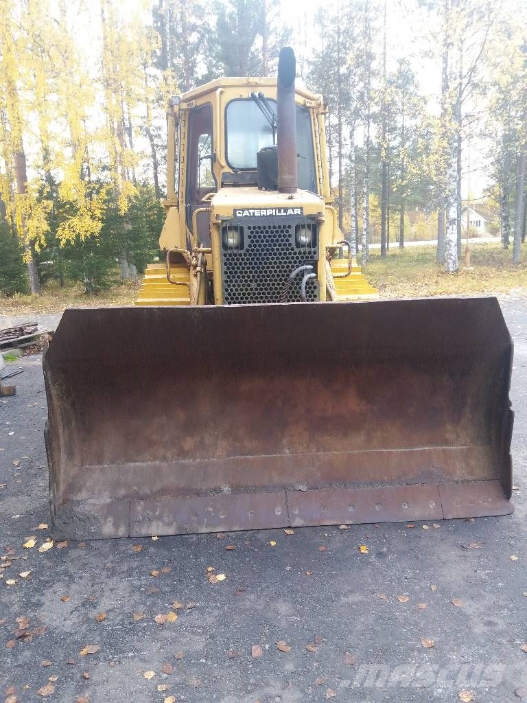 CAT D 4 H بلدوزرات مجنزرة