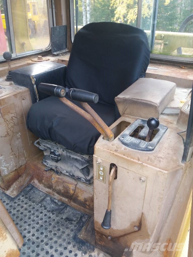 CAT D 4 H بلدوزرات مجنزرة