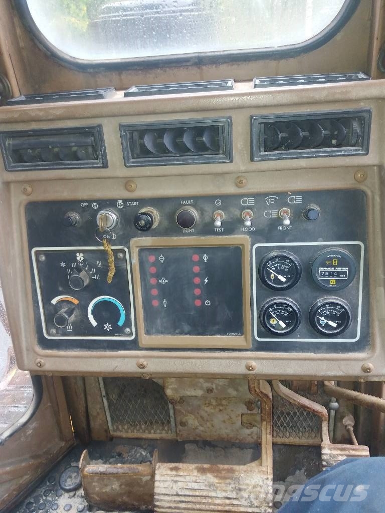 CAT D 4 H بلدوزرات مجنزرة
