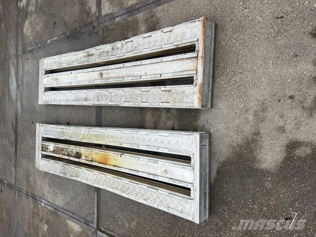 Onbekend 2x oprijplaat 240cm lang 50cm breed 10cm Muut koneet