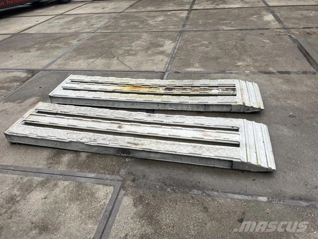 Onbekend 2x oprijplaat 240cm lang 50cm breed 10cm Muut koneet