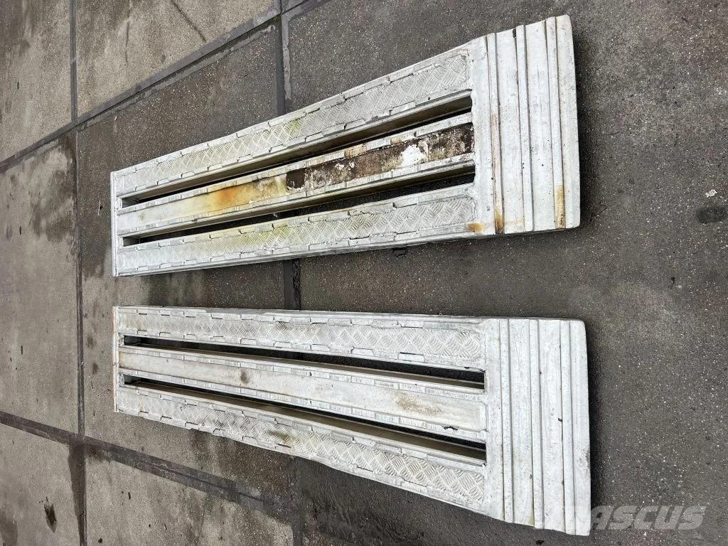 Onbekend 2x oprijplaat 240cm lang 50cm breed 10cm Muut koneet