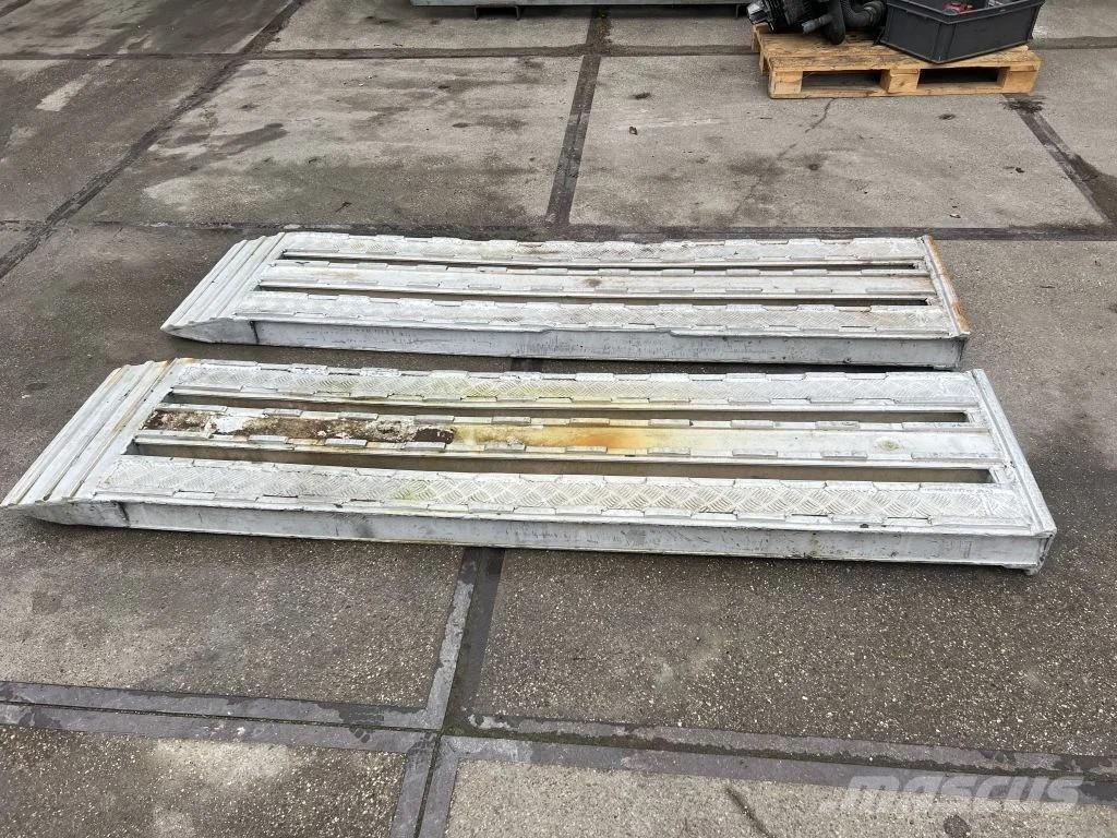 Onbekend 2x oprijplaat 240cm lang 50cm breed 10cm Muut koneet