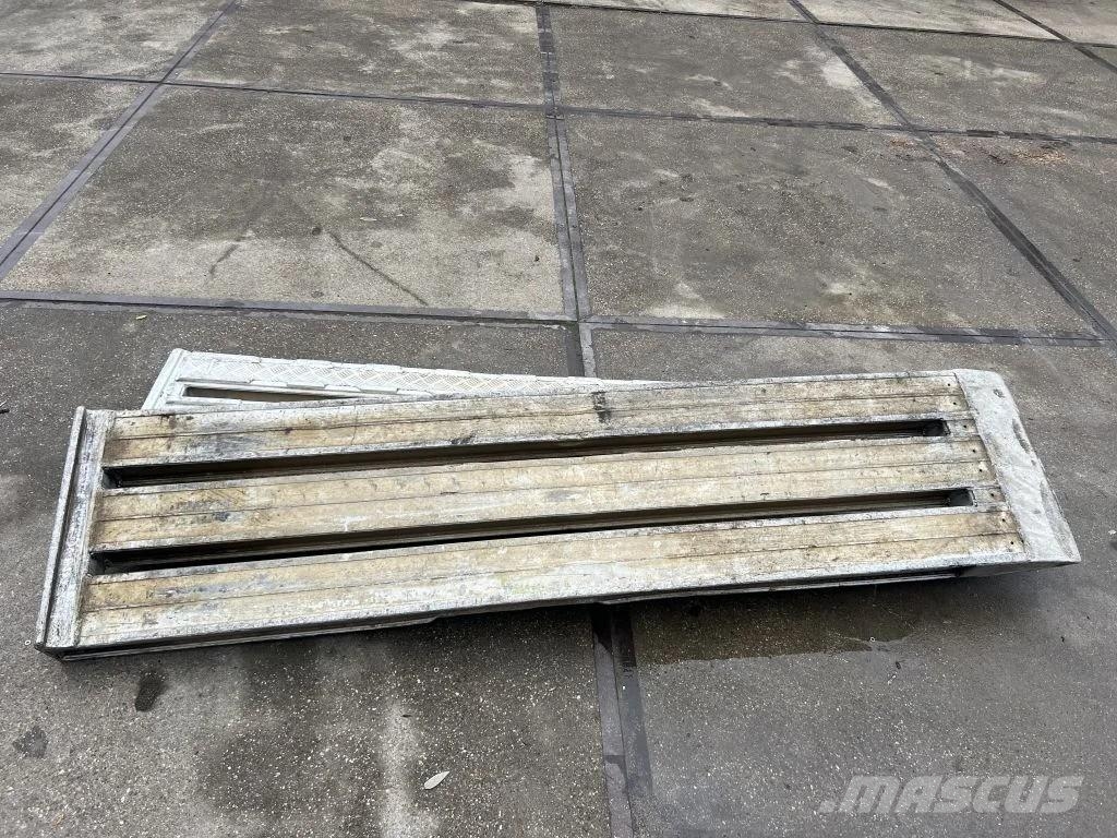 Onbekend 2x oprijplaat 240cm lang 50cm breed 10cm Muut koneet