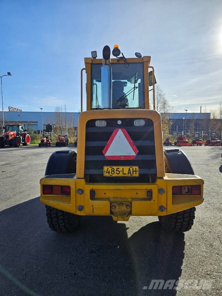 JCB 411 Iekrāvēji uz riteņiem