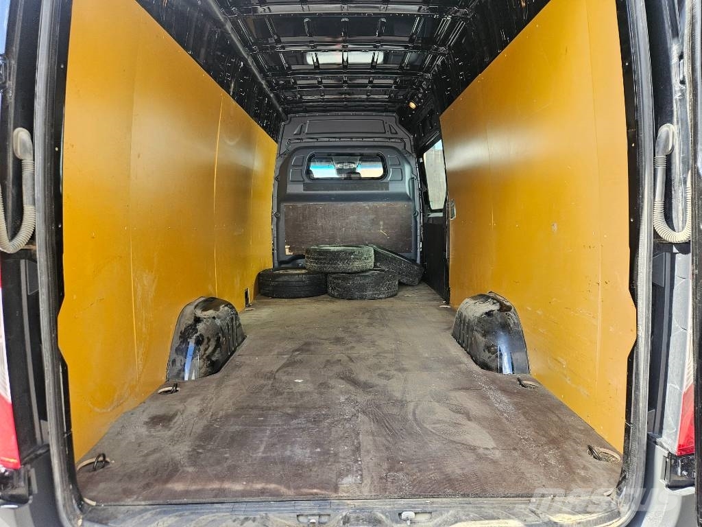 Mercedes-Benz Sprinter 317 RWD شاحنة مقفلة