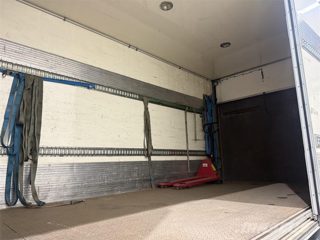 Scania P360 Camiones con caja de remolque