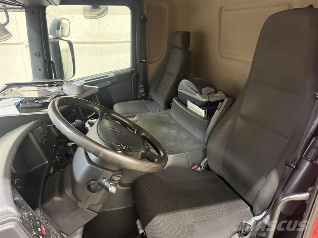 Scania P360 Camiones con caja de remolque
