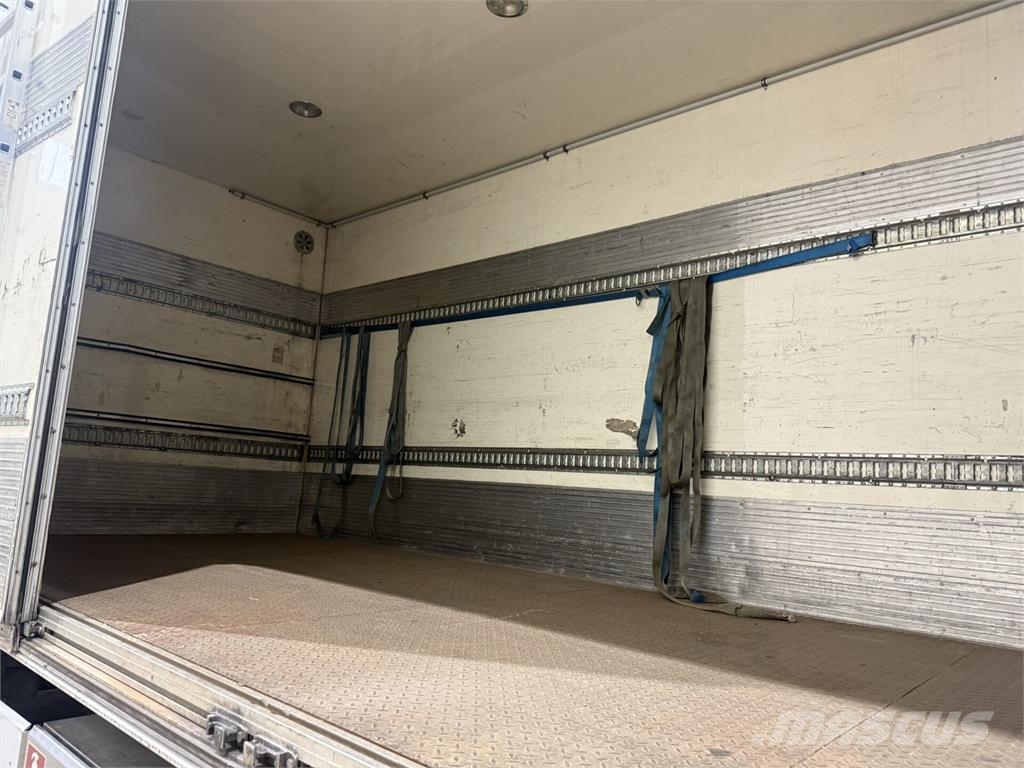 Scania P360 Camiones con caja de remolque