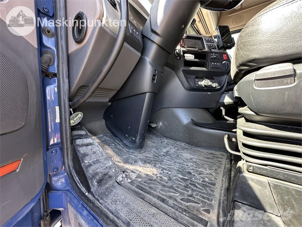 DAF FAS XF530Z Camiones con caja de remolque