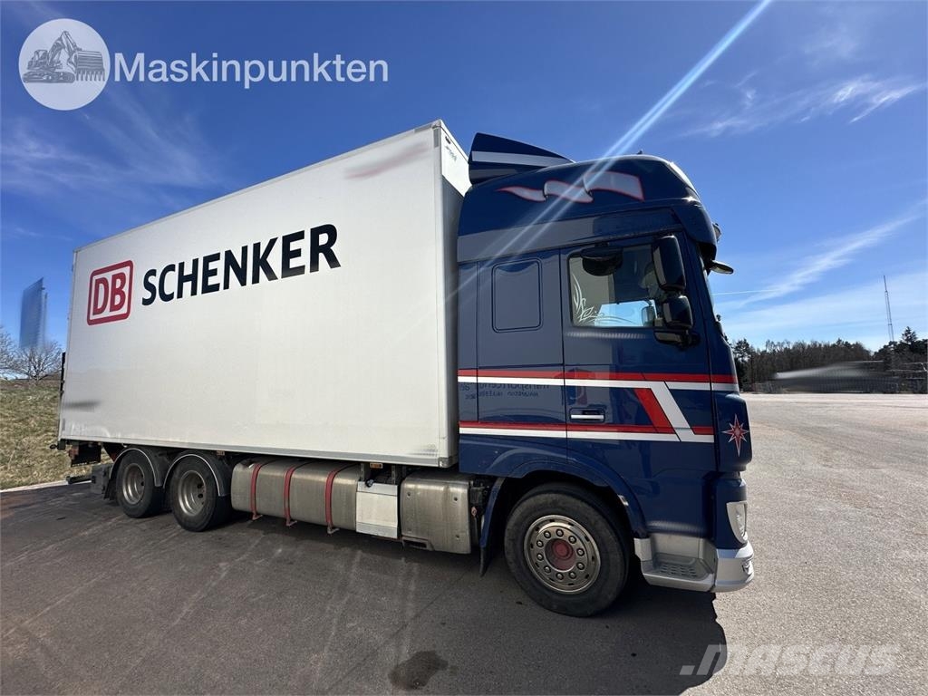 DAF FAS XF530Z Camiones con caja de remolque