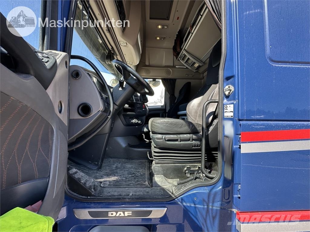 DAF FAS XF530Z Camiones con caja de remolque
