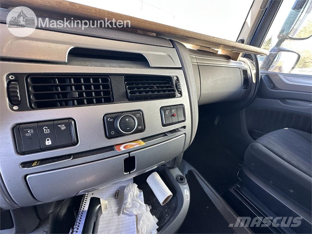 DAF FAS XF530Z Camiones con caja de remolque
