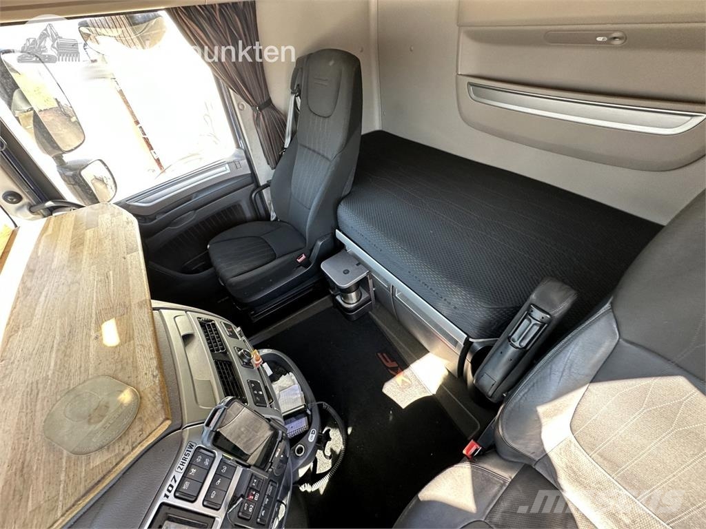 DAF FAS XF530Z Camiones con caja de remolque