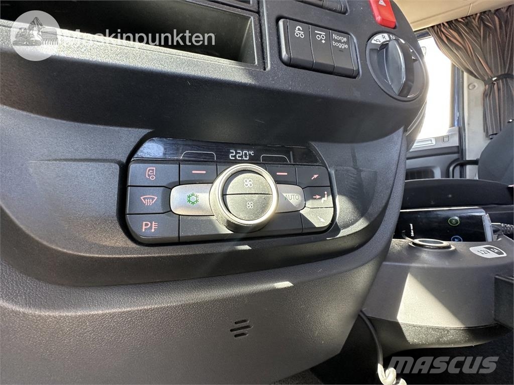 DAF FAS XF530Z Camiones con caja de remolque