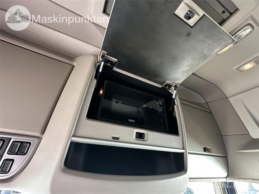 DAF FAS XF530Z Camiones con caja de remolque