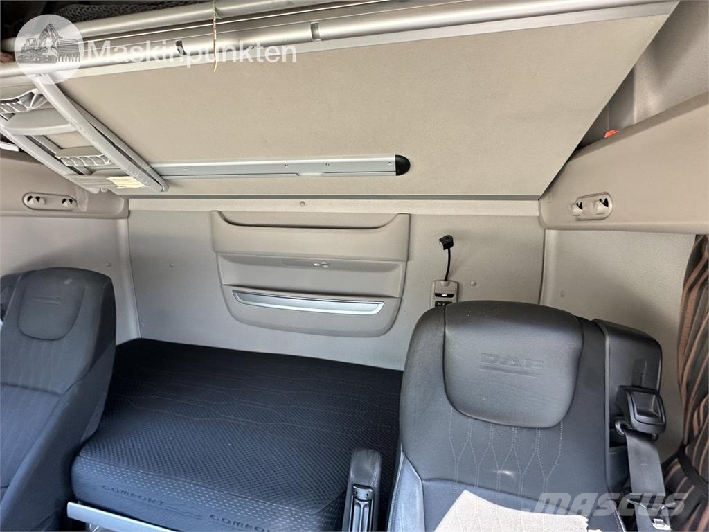 DAF FAS XF530Z Camiones con caja de remolque