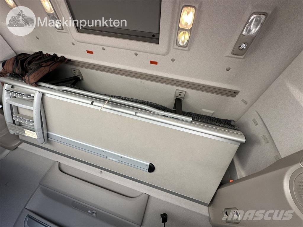 DAF FAS XF530Z Camiones con caja de remolque