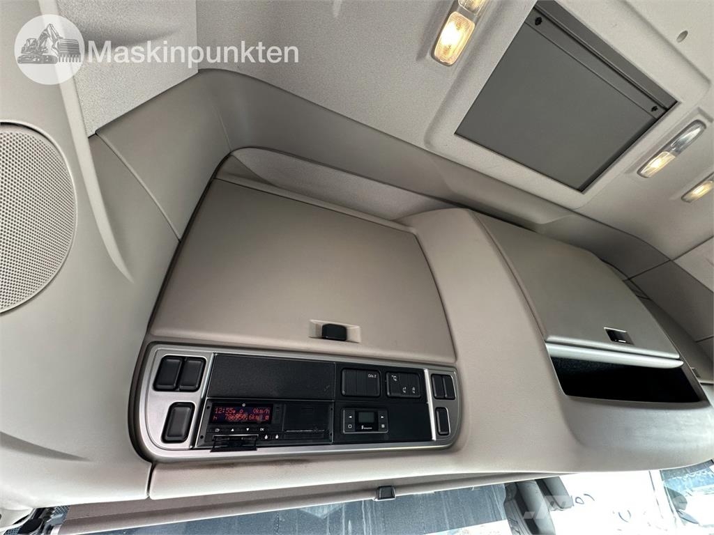 DAF FAS XF530Z Camiones con caja de remolque