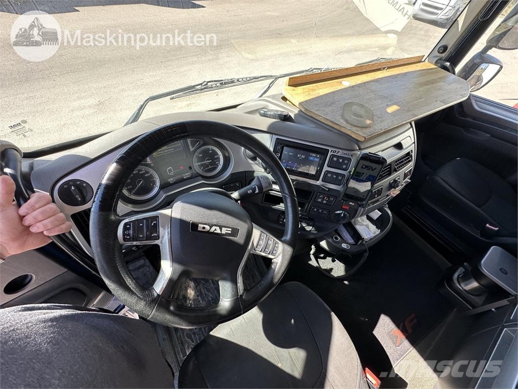 DAF FAS XF530Z Camiones con caja de remolque