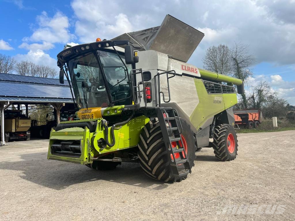CLAAS Lexion 8700 + V1080 Combine harvesters