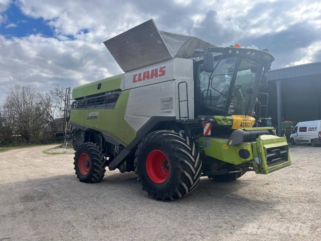 CLAAS Lexion 8700 + V1080 Combine harvesters