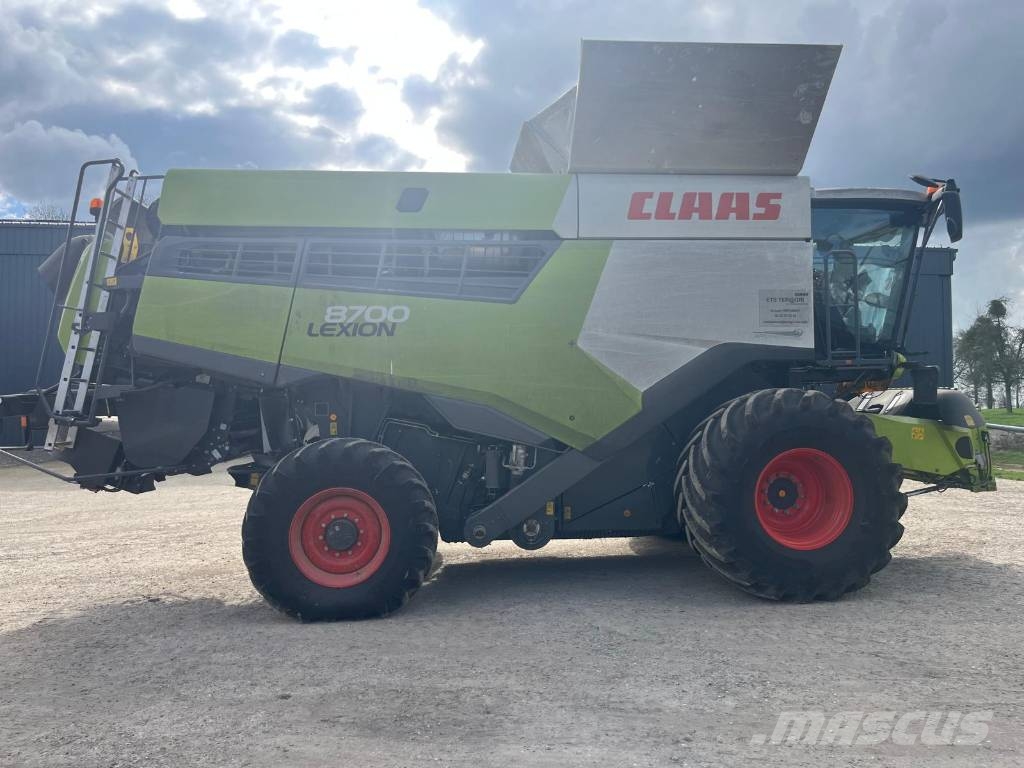 CLAAS Lexion 8700 + V1080 Combine harvesters