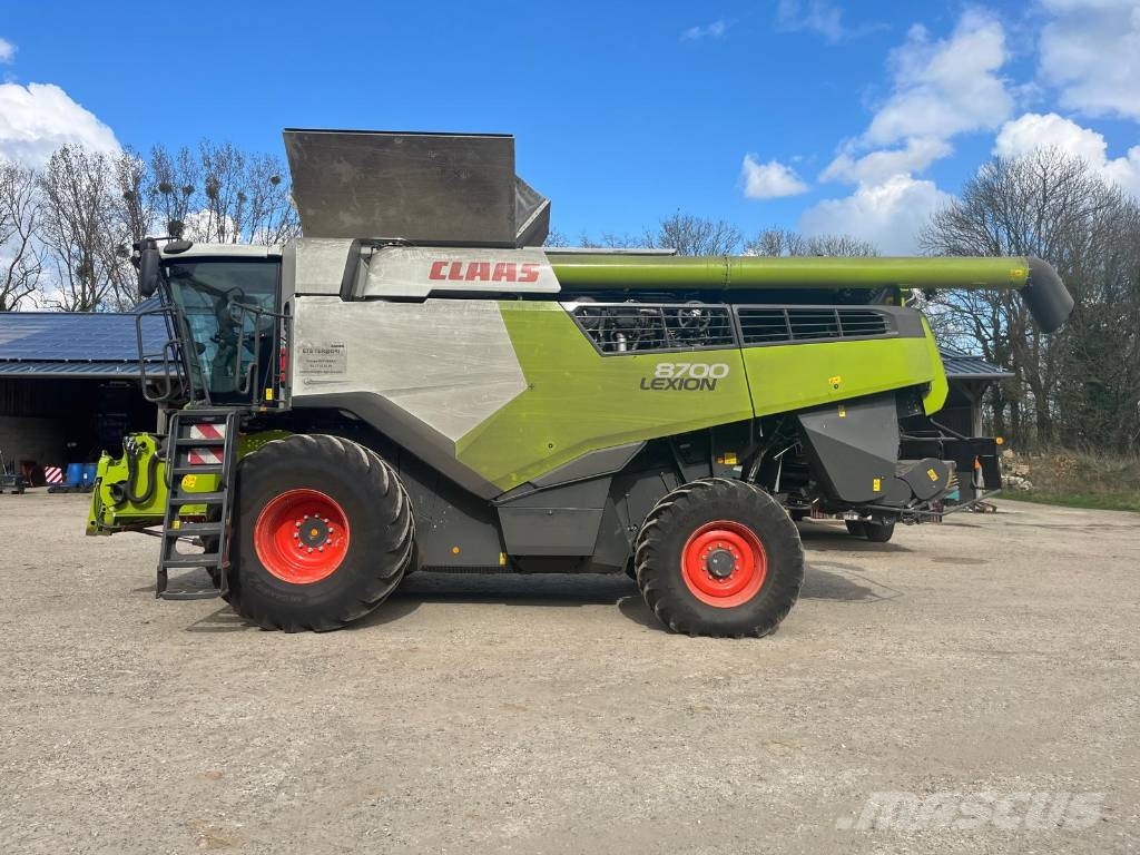 CLAAS Lexion 8700 + V1080 Combine harvesters