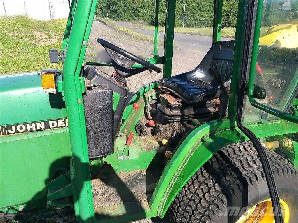 John Deere 670 mit Mähwerk und Grasaufnahme Traktorji