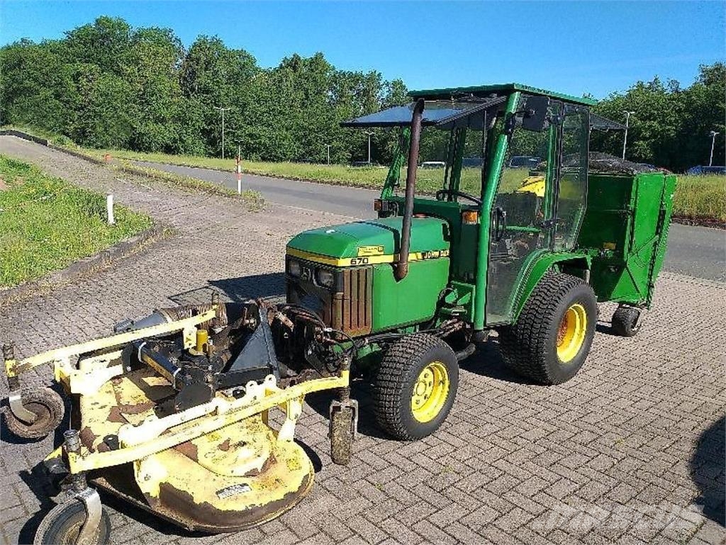 John Deere 670 mit Mähwerk und Grasaufnahme Traktorji