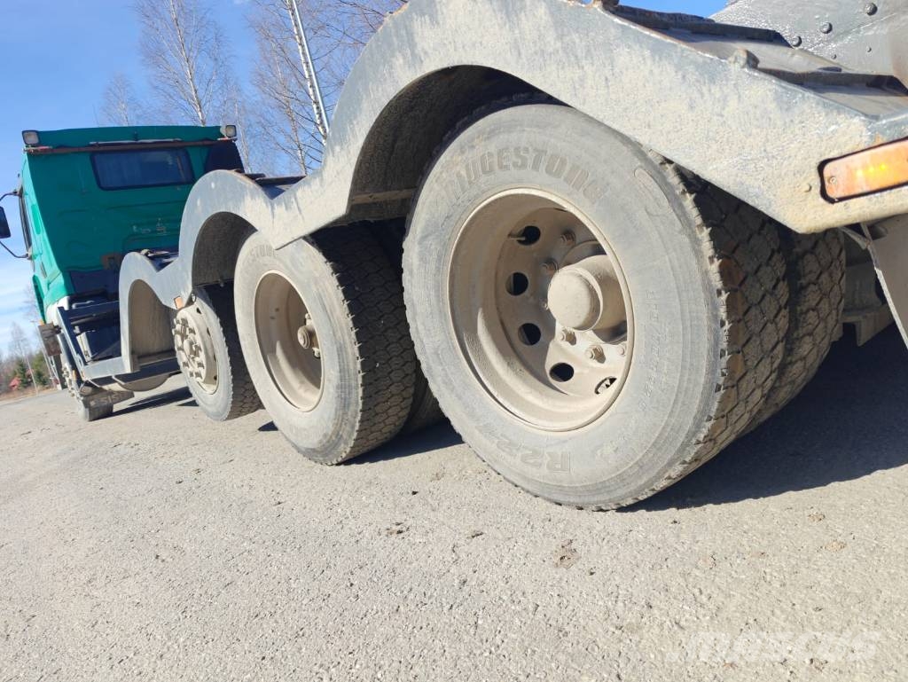 Sisu E12 Camiones de transporte de maquinaria forestal