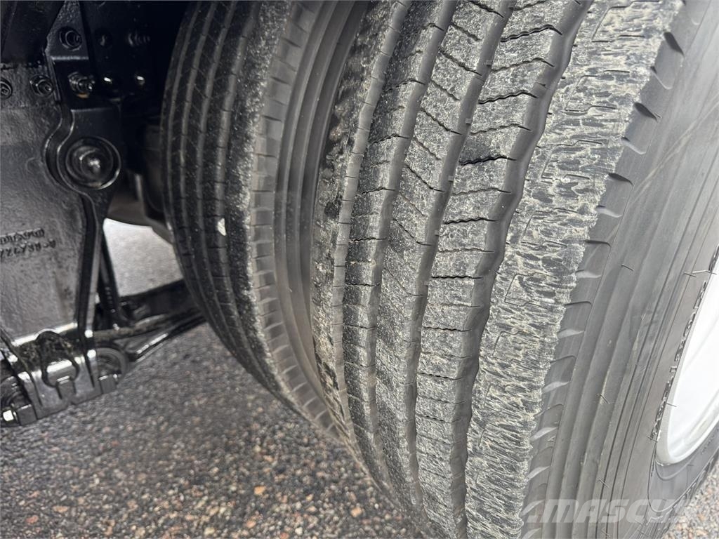Volvo FM 6X2 クレーントラック、ユニック車