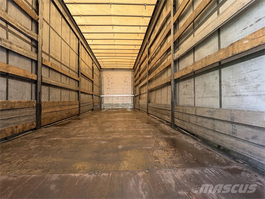 Schmitz Cargobull VIN 702 نصف مقطورات بباب جانبي