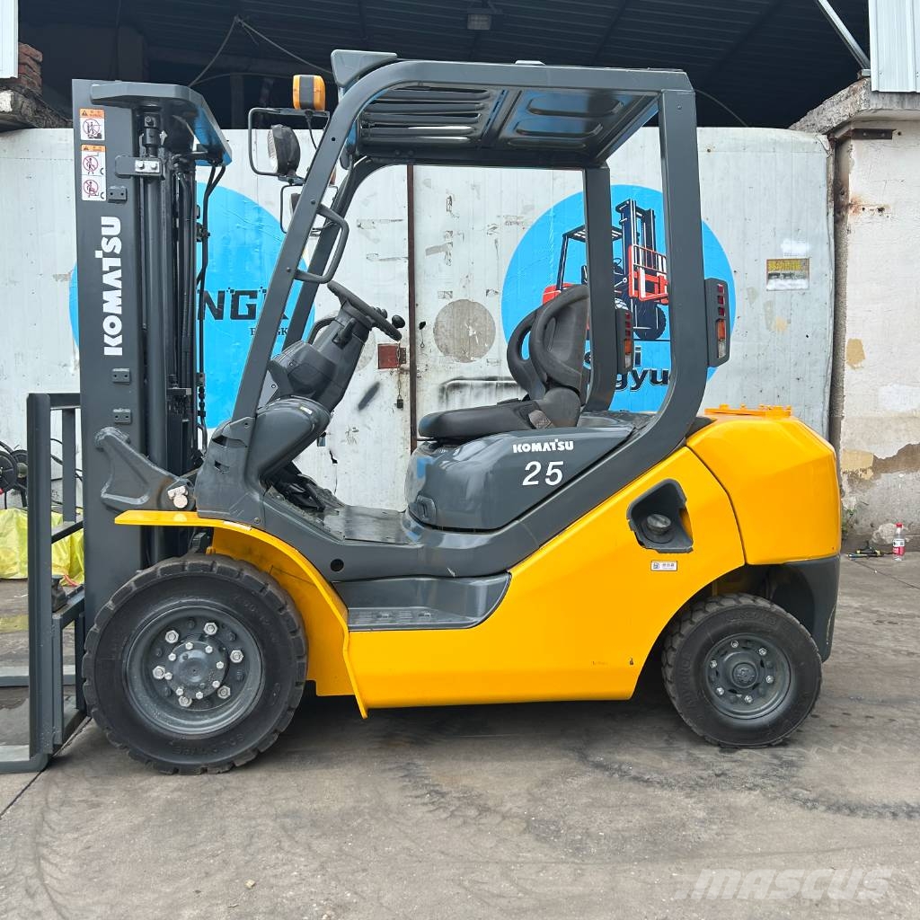 Komatsu FG 25 Nestekaasutrukit