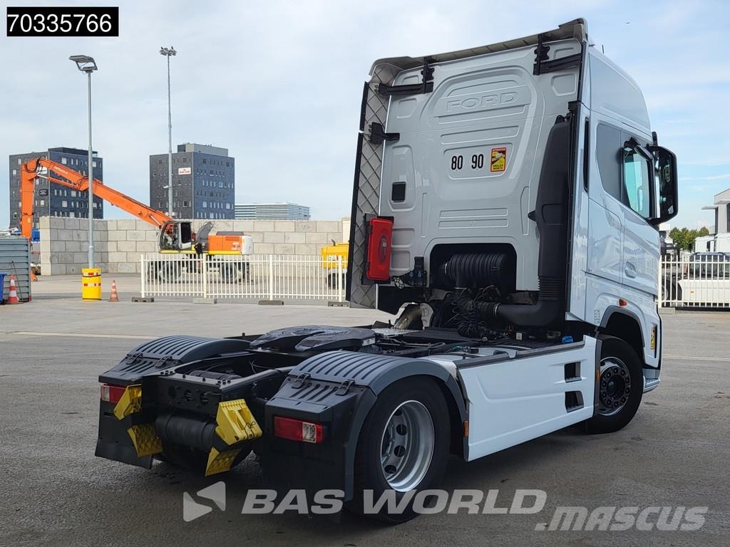 Ford F-Max 500 4X2 Retarder 2x Tanks Standklima Navi AC Tractor Units
