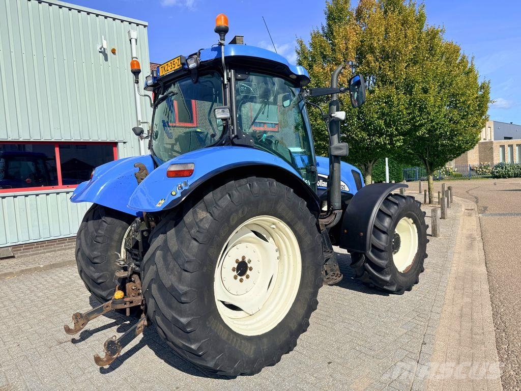 New Holland TS125A Traktori